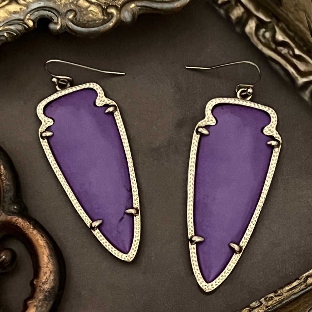 KENDRA SCOTT • Gold Skylar Arrowhead Purple Earrings - Picture 3 of 4